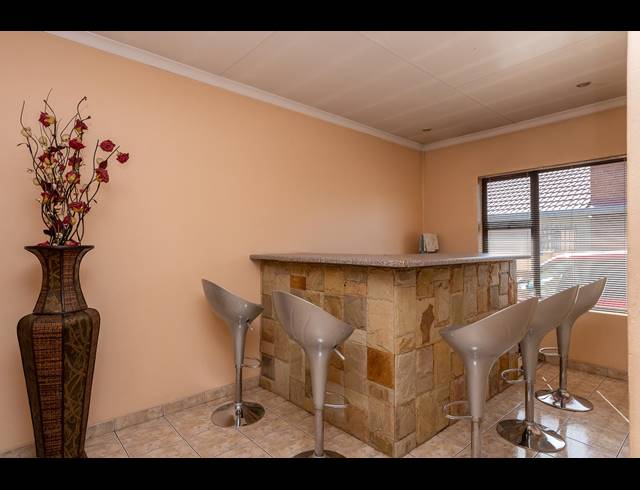 3 BEDROOM FREEHOLD SOLD IN ROSEACRE